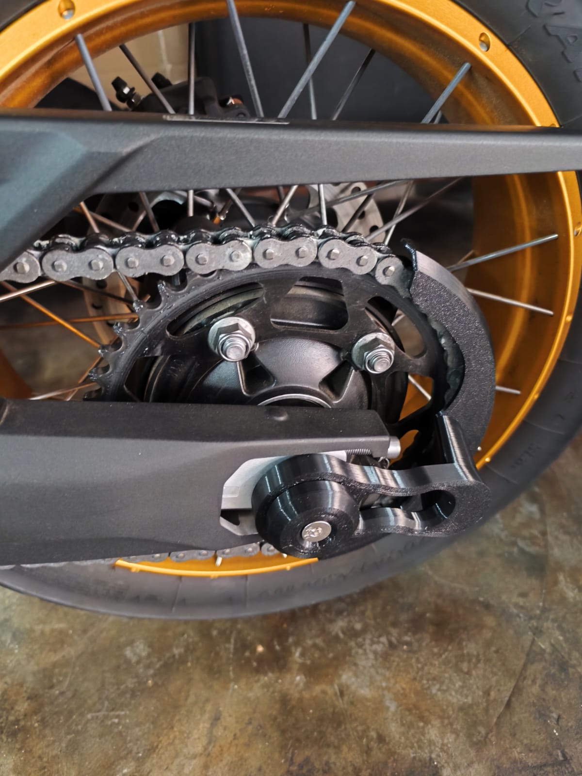 Cubre Cadenas Voge 900 DSX | Protege llanta y basculante del barro y la grasa | Montaje sin herramientas