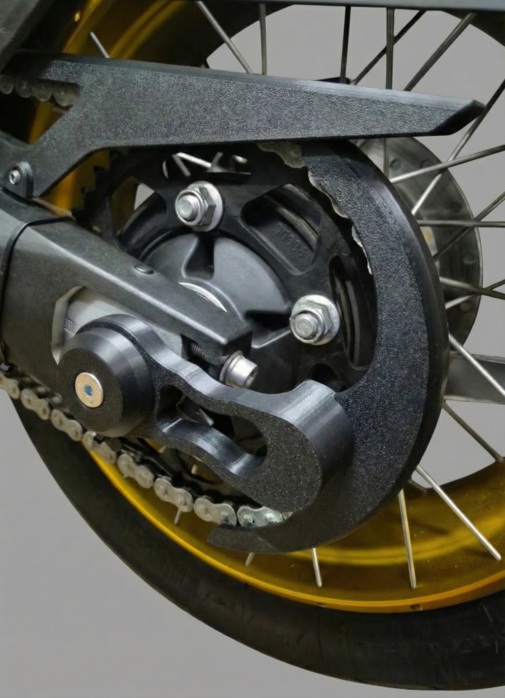 Cubre Cadenas Voge 900 DSX | Protege llanta y basculante del barro y la grasa | Montaje sin herramientas