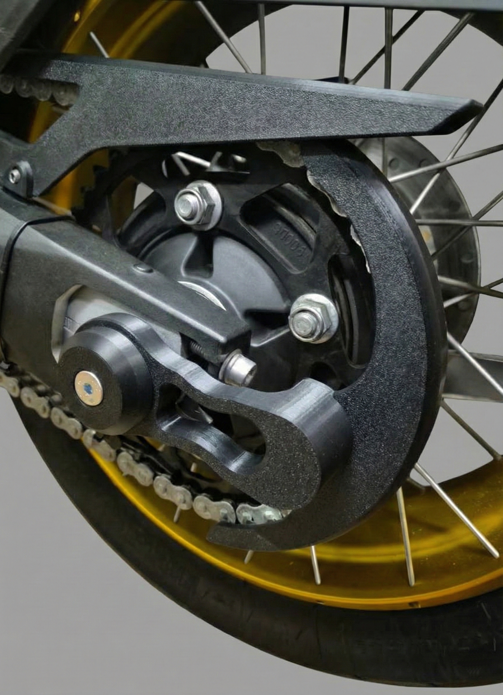 Cubre Cadenas Voge 900 DSX | Protege llanta y basculante del barro y la grasa | Montaje sin herramientas